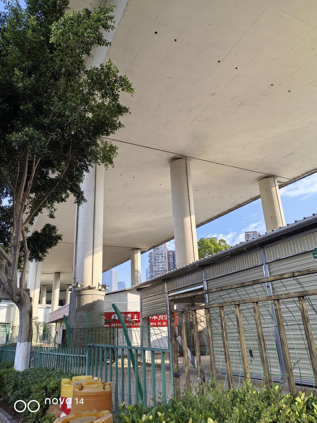 昆明官南立交桥下，一直都存在小商铺占道问题，交通经常性堵塞，估计考虑这些，不知哪