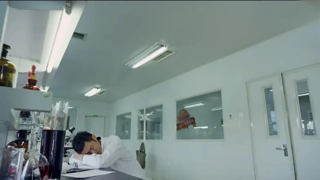 试管婴儿的危险性：
八万块买“包生儿子”，手机被没收，车换三趟，手术在简易房——