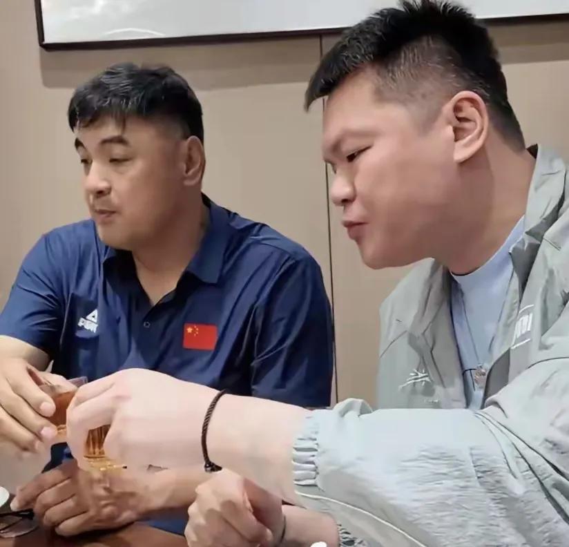 朱芳雨到莆田赴饭局，最抢镜的不是佛跳墙，是摆在桌子上的情分

朱芳雨这次去莆田赴