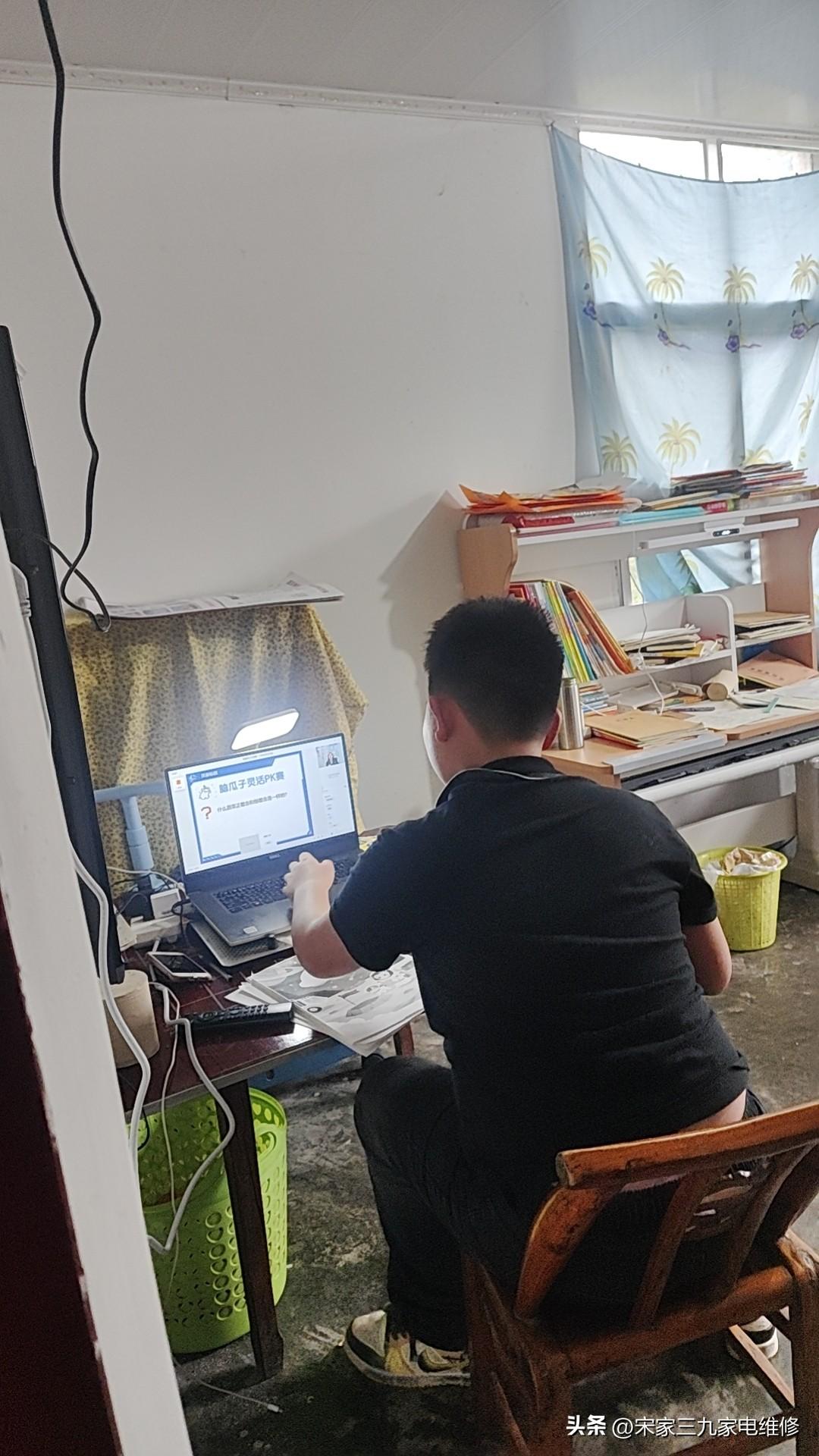 豆包解梦
我昨天做了一个梦，梦里是我带着我的孙子外出去打工。当我走进一个工厂的时