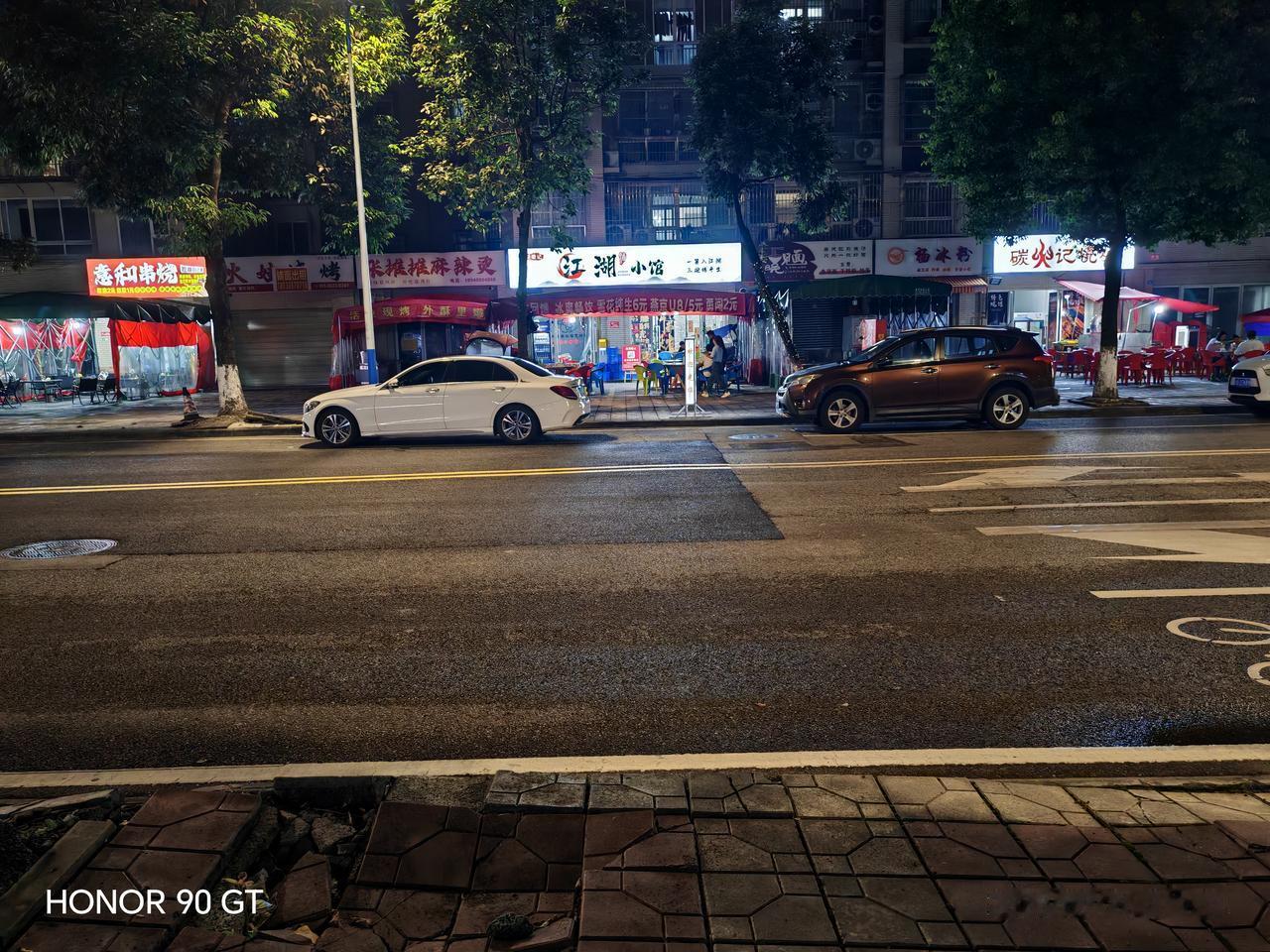 夏天本应是啤酒烤串、夜市热闹的时候，可如今餐饮行业却一片萧条。母亲节、父亲节、儿