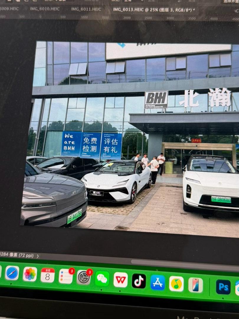 公司的美工就是我自己，从十年前的 logo 开始你们公司美工多少钱我准备找财务报