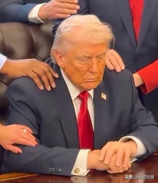 照片中的老特，情绪似乎很低落，好像是有一种挫败感，这和他以往的精神状态有点不太一