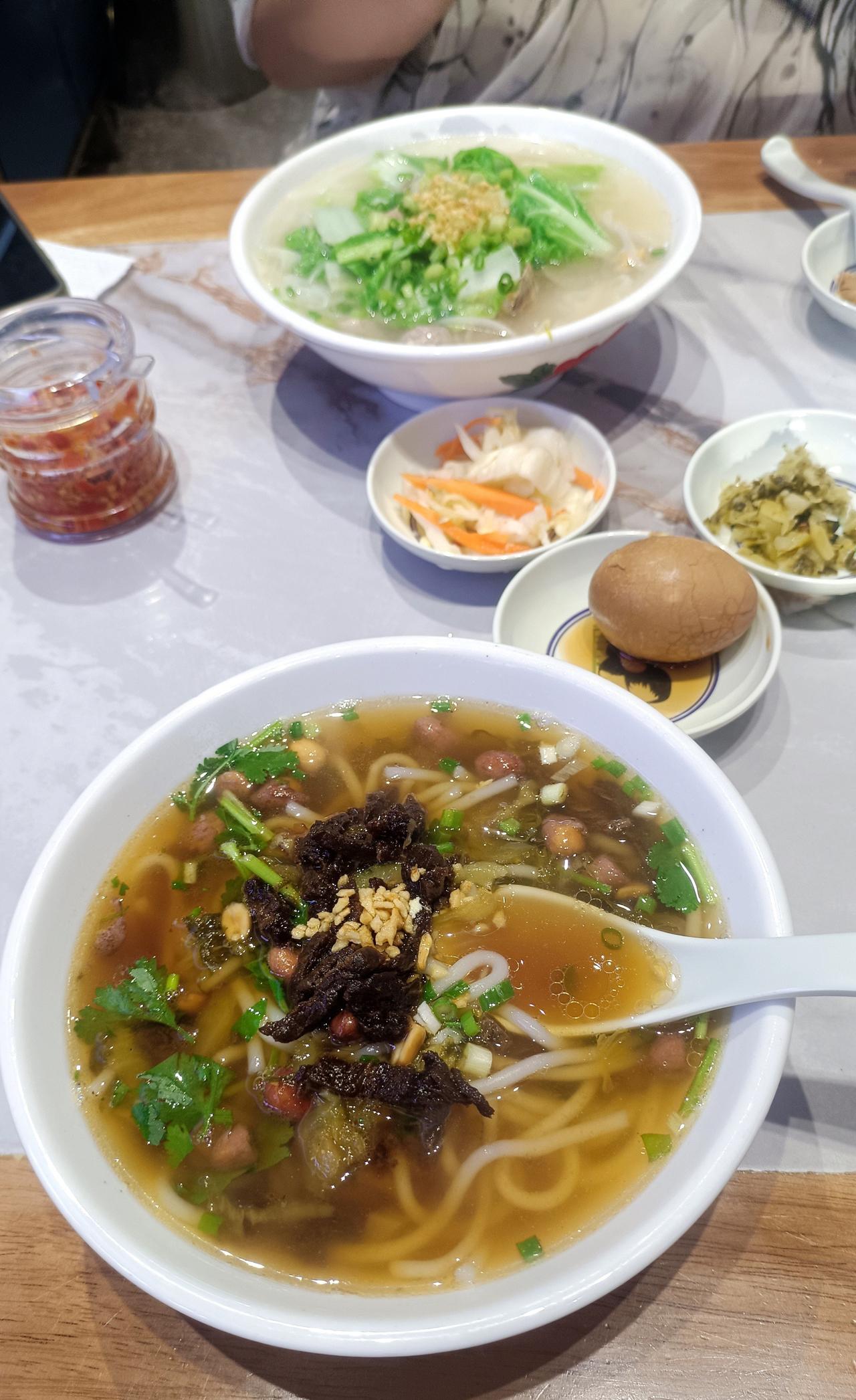 到家第二天，我空着手去我妈家走亲戚。中午她张罗着去饭店炖大盘鸡，我拦下了，说自家