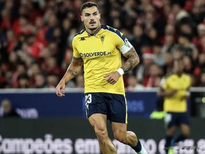 中超绯闻外援---阿尔瓦罗…昨天，媒体报道了山东泰山与卢卡斯-弗雷塔斯的接洽，并