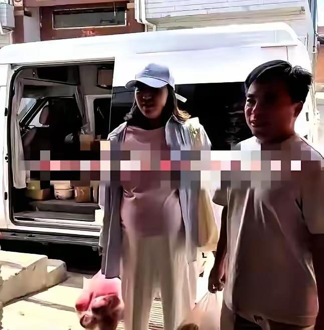 这事儿真让人唏嘘。22岁姑娘带着42岁老男人回家，还有了6个月身孕，这换哪个父亲