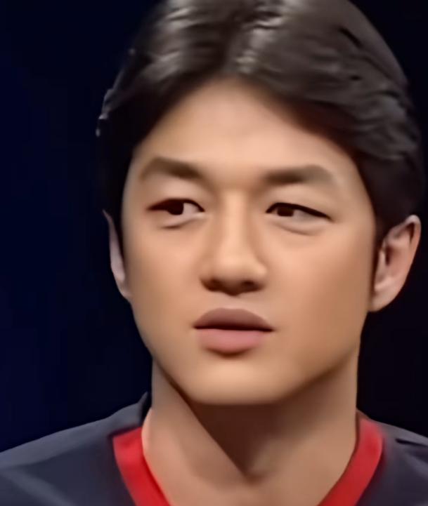 “你想过吗，有一百万个人喜欢你，你的一言一行会影响一百万个人！”这是李亚鹏在多年