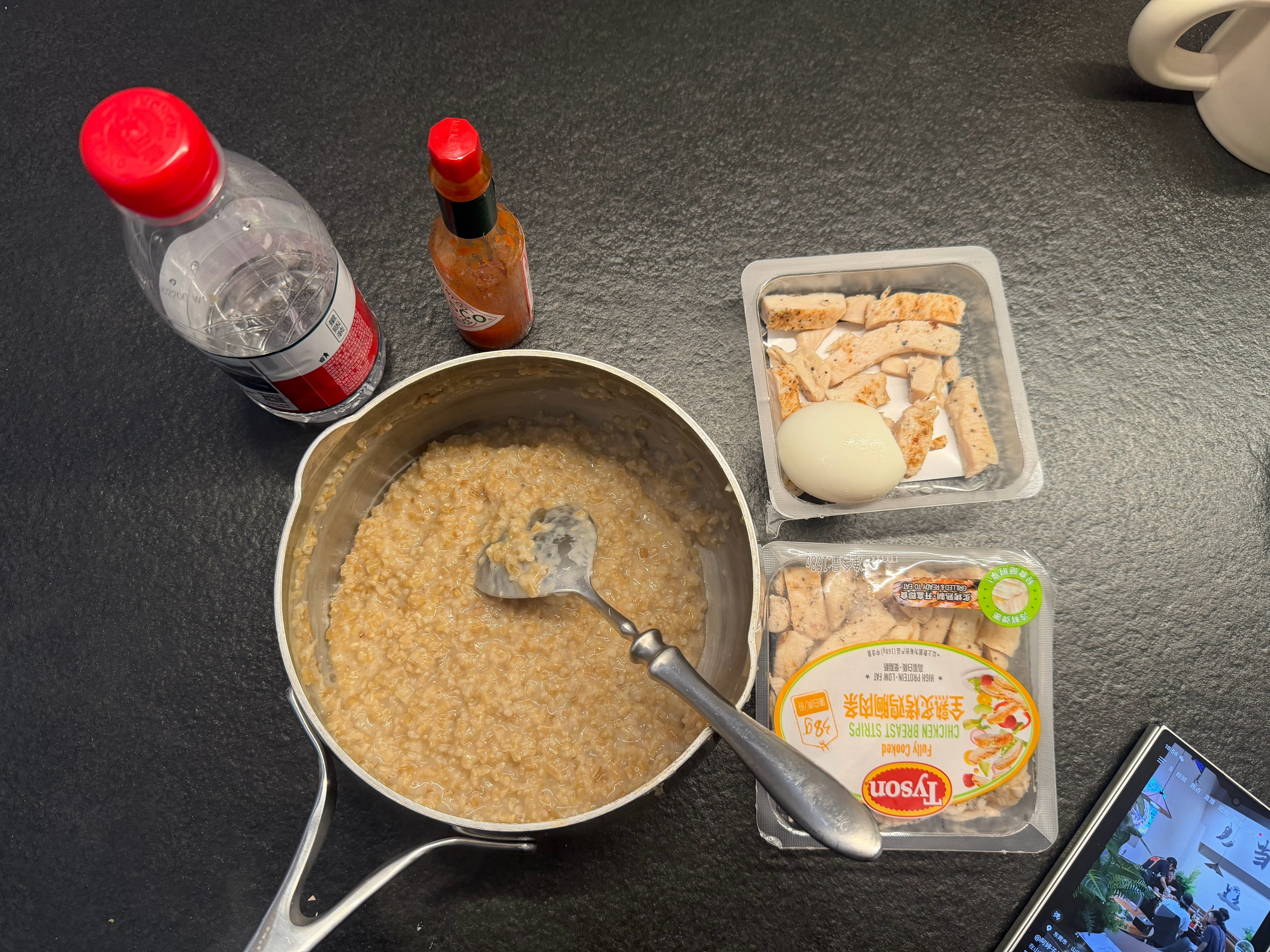 人生第一顿钢切燕麦，煮了 20 分钟看照片像猪饲料，但是吃起来味道也还行饱腹感极