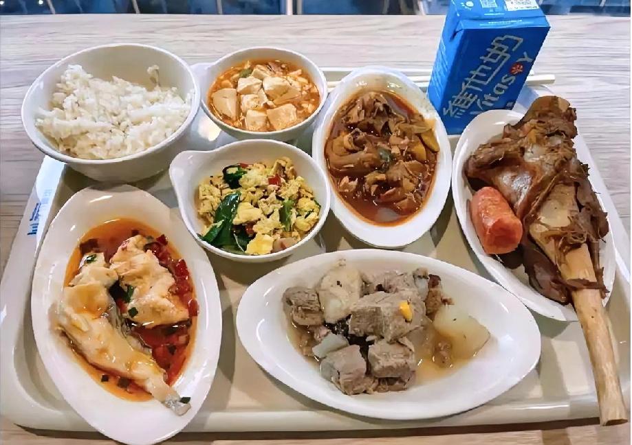 要是父母知道自己的孩子的食堂提供的是这样的饭菜，估计也能挺欣慰，还得跟同事、邻居