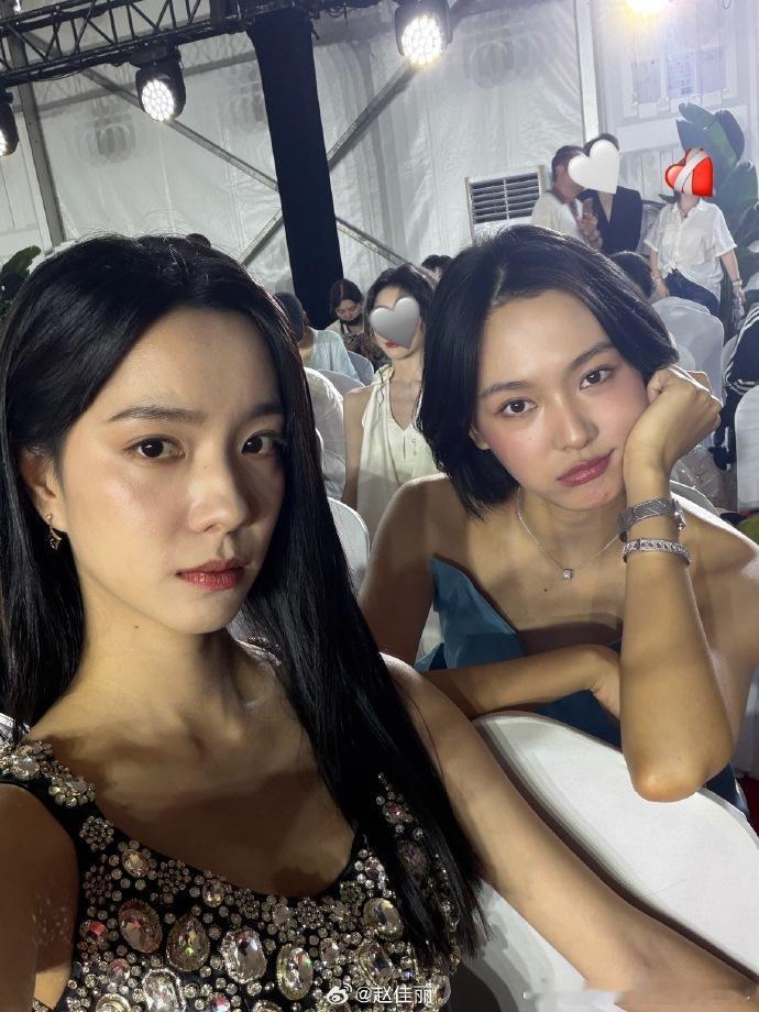 庄达菲赵佳丽同框庄达菲赵佳丽闺蜜氛围感看完合照心里暖暖的，终于不用再为小贝米亚惋