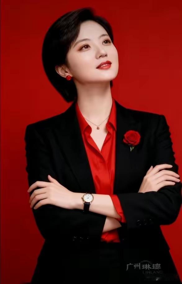 本身高学历，
天生有气质。
企业做高管，
月过万元币。