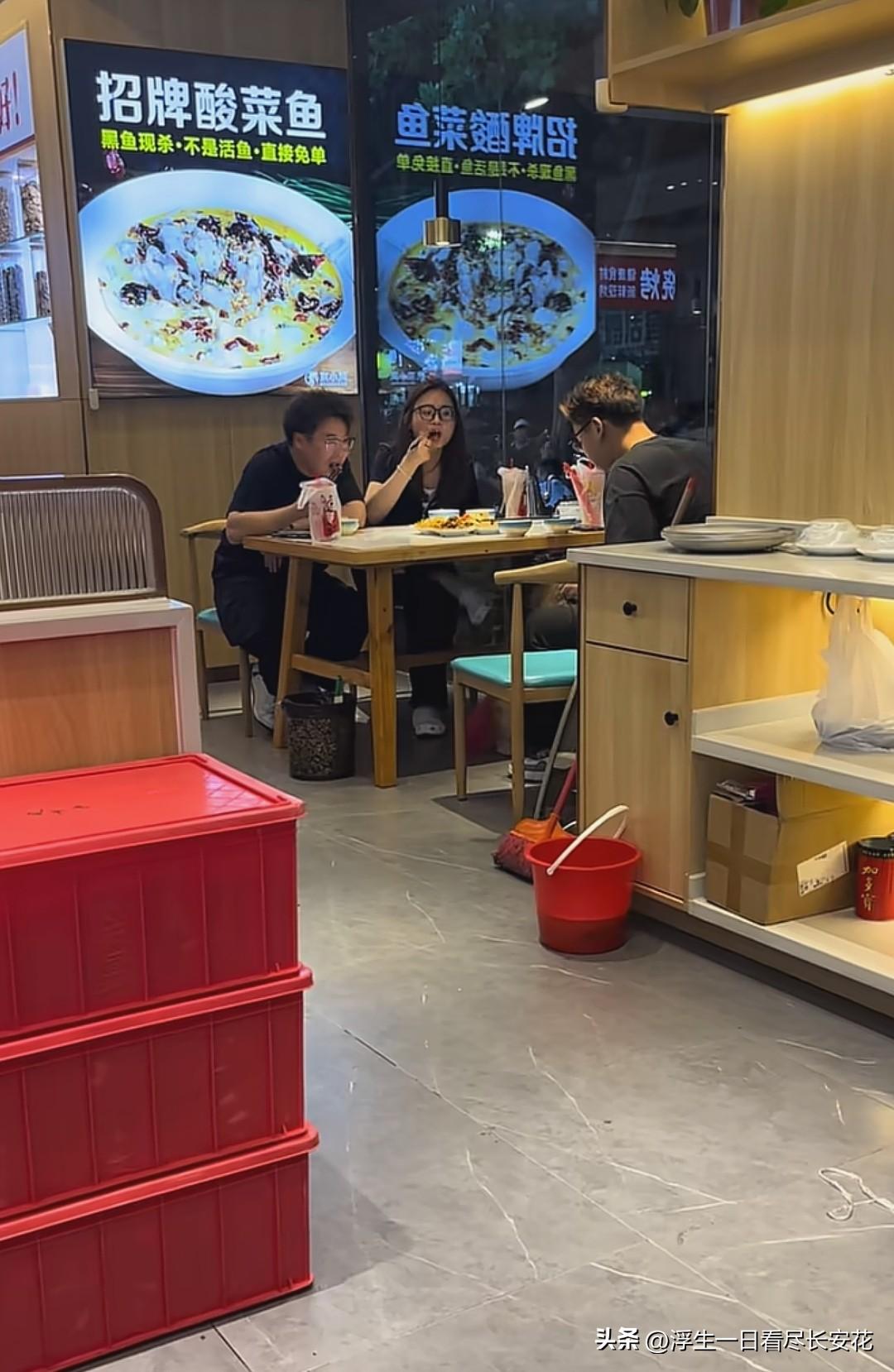 狗进店，这次轮到河南的京小凤酸菜鱼店了。从图片来看，这家店应该是允许宠物进店的，