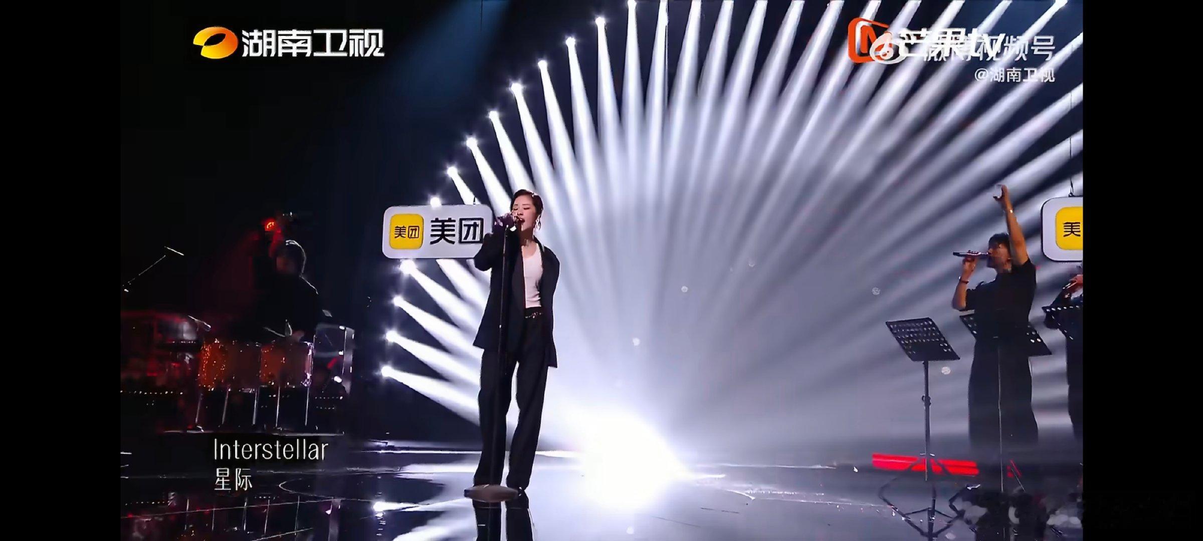 歌手直播张碧晨真好听随着演唱不断深入，歌曲里蕴含的情感一点点释放出来，强大的舞台