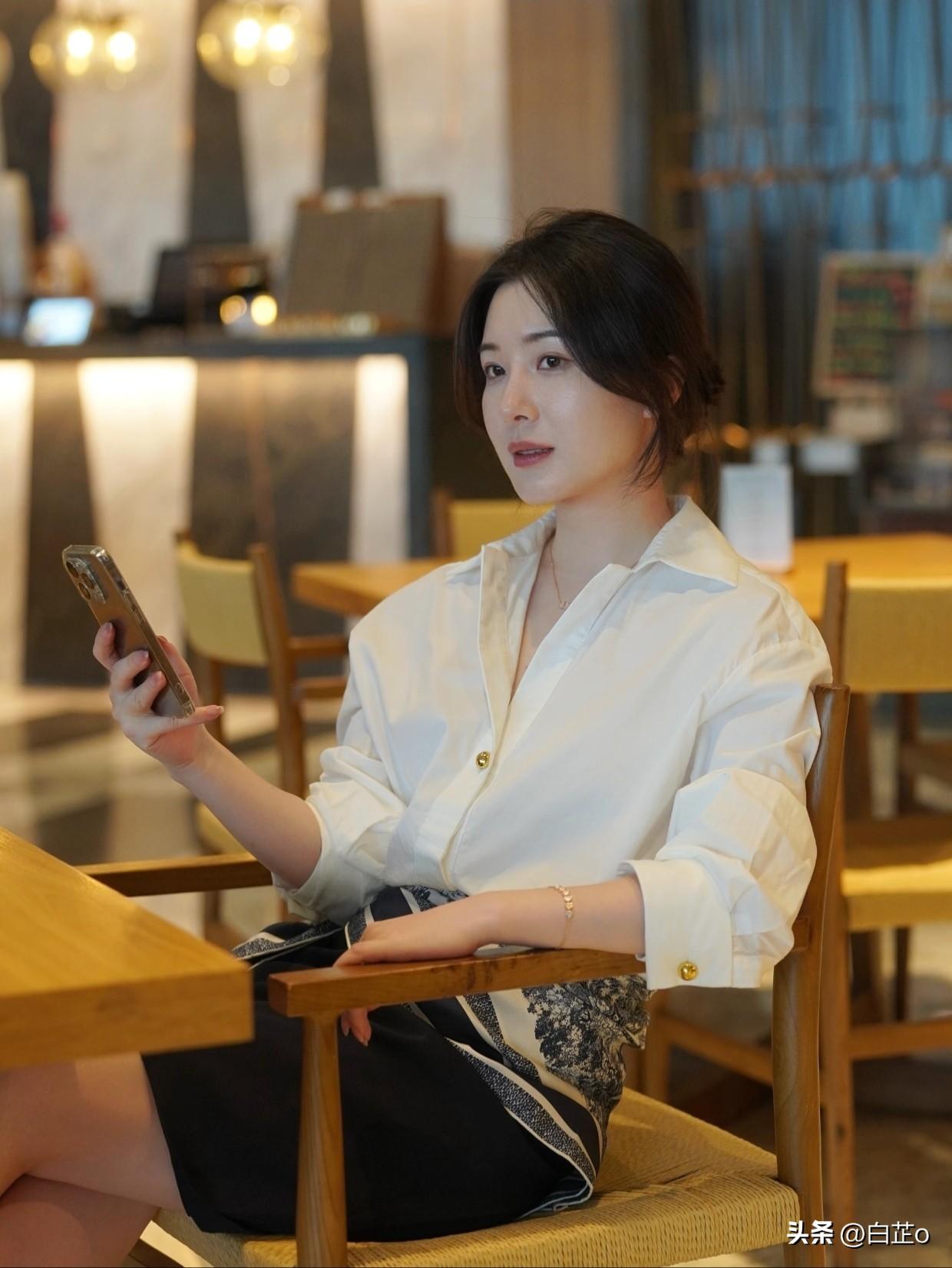 总忍不住问自己
这辈子到底做成了什么
一辈子不停赶路家里外头忙前忙后
回头一看好