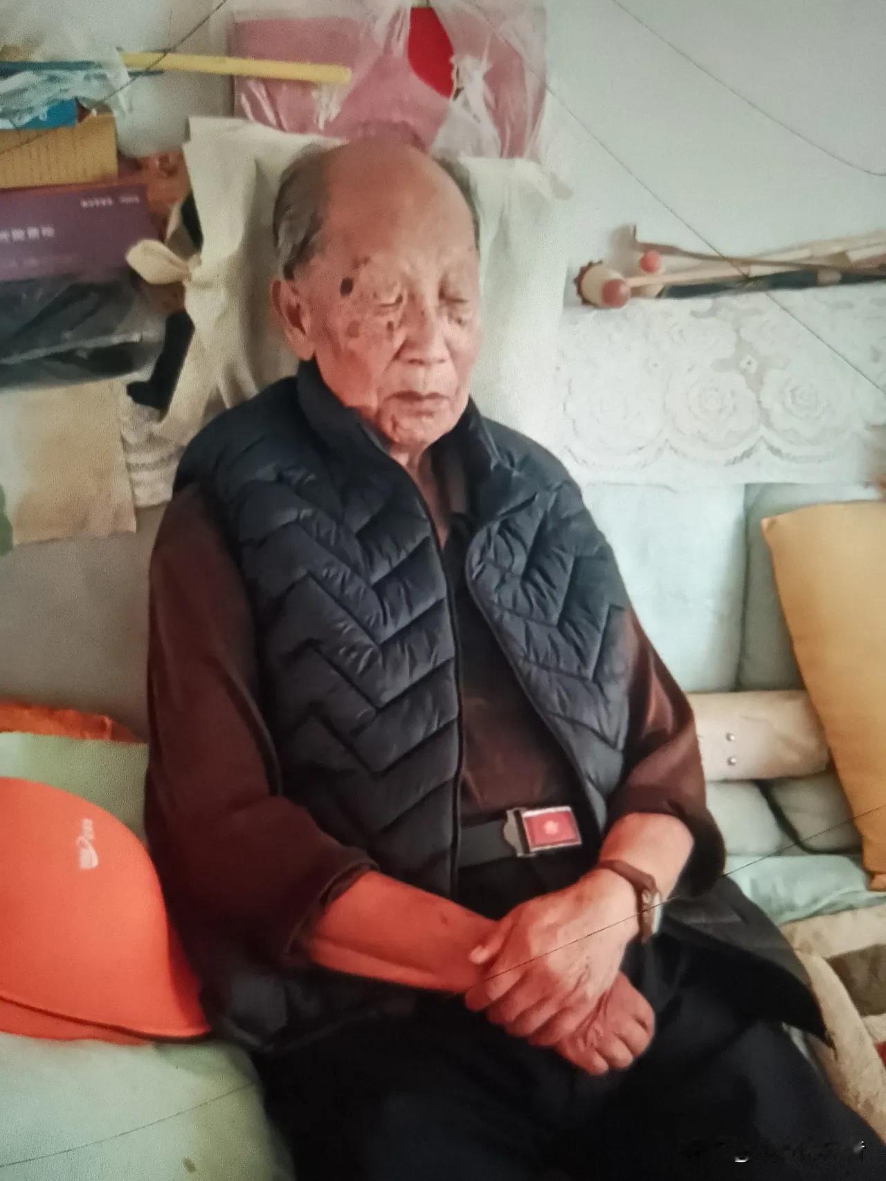 邻居的老父亲

刚吃完饭，坐在沙发，突然双目紧闭，儿子察觉不对劲，喊了声，爸！你