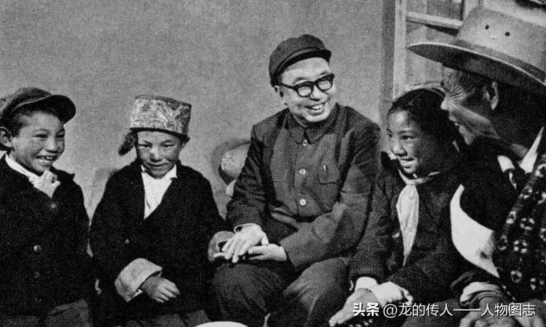 1975年9月9日，华国锋同志率领中央代表团参加西藏自治区成立十周年庆祝大会后，
