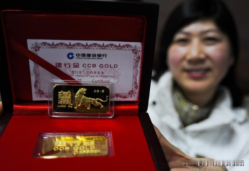 金价狂飙！北京一女士在菜百将金条抛售一空，投资获利数倍，你是否心动？
1月30日