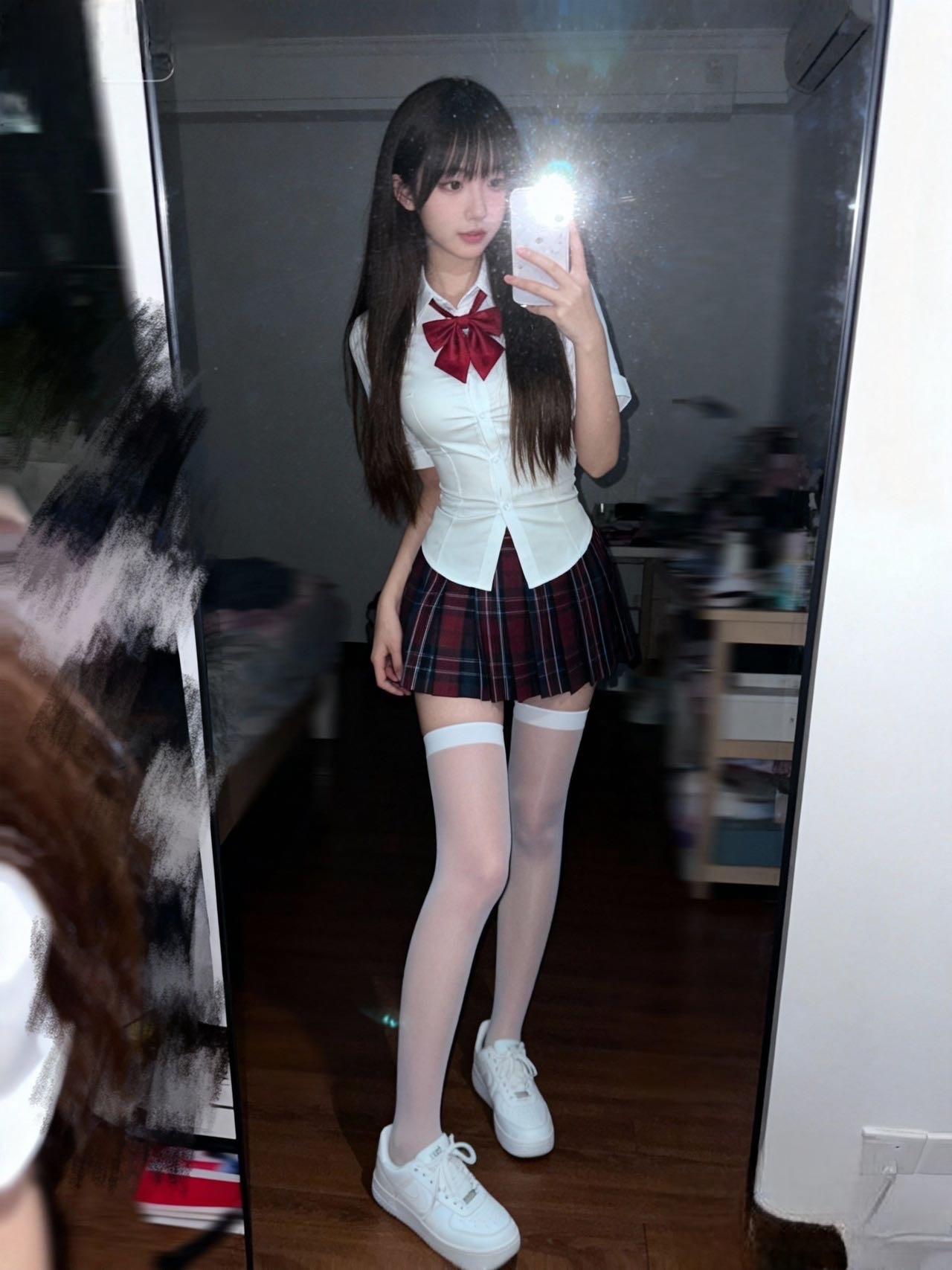 💖谁能拒绝甜酷JK穿搭的魅力啊！

这套红白格纹JK制服太戳我了～修身白衬衫搭