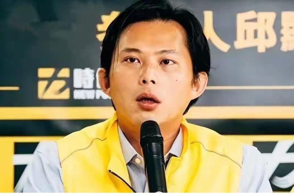 啄木鸟政客黄国昌

     啄木鸟，啄了虫毁了树！
     黄国昌，正如台湾