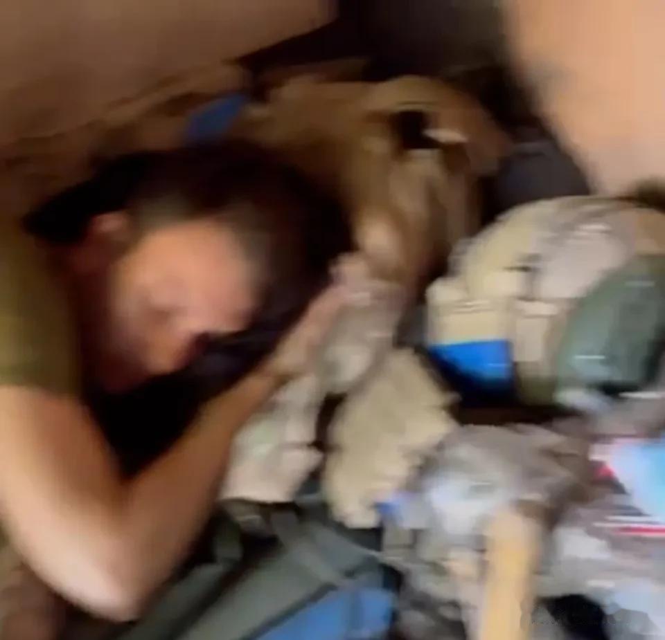 女兵大量填线。乌军露出来的图片视频显示，越来越多的女兵已经进入一线战壕，与男兵一