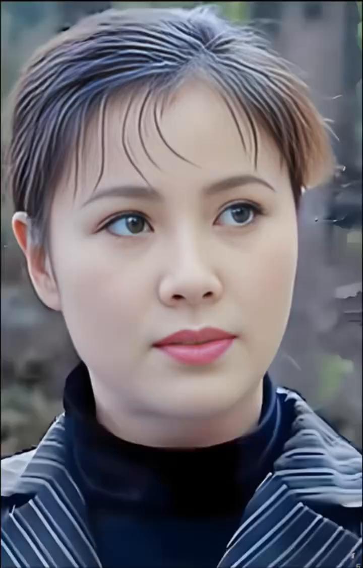 她的五官深邃立体，身段高挑曼妙，论姿色不输任何明星，却不知为何一直悄无声息，令人