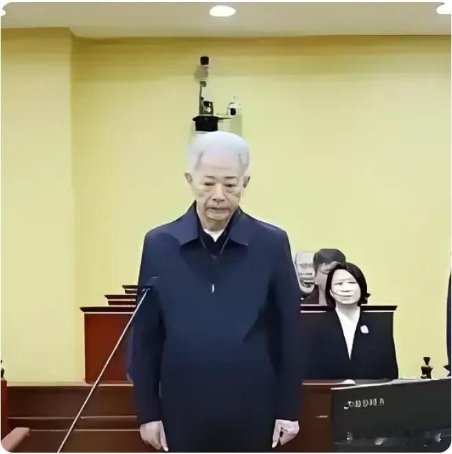 朋友和我开玩笑说:现在的大贪污犯贪污都是上亿，李晓鹏光大银行董事长，贪污6600