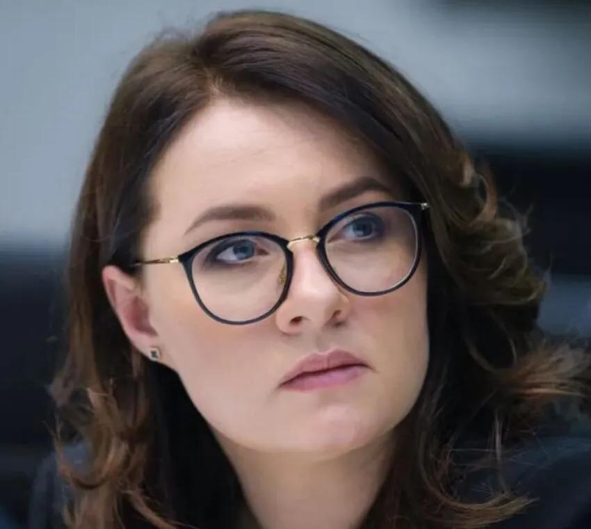 乌克兰还是多想想自己吧，收起那种不切合实际而又蠢蠢欲动的心，乌克兰经济部长尤利娅