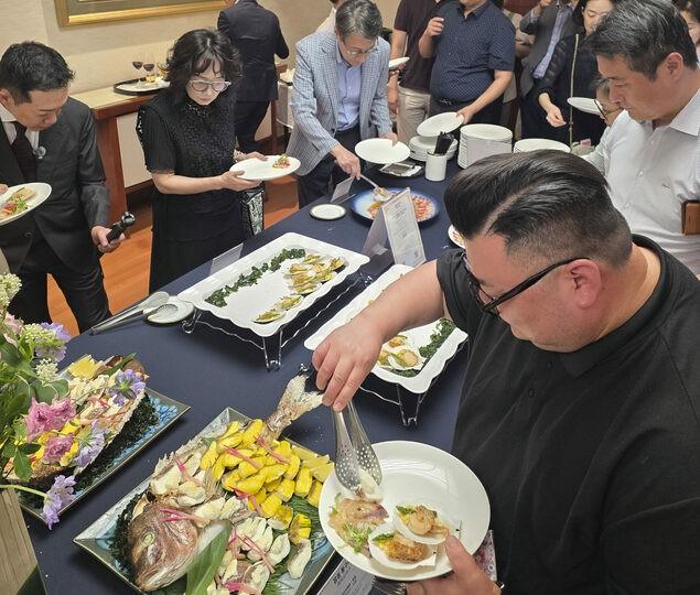 日本驻韩大使钻漏洞，邀请韩国一众官员，来吃李在明不让买的水产品
早在福岛核事故之