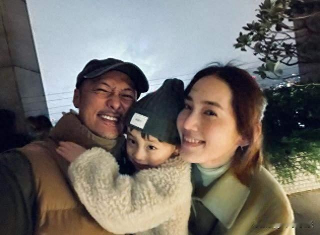 好聚好散天花板？余文乐前妻带娃探班，离婚3个月处成一家人