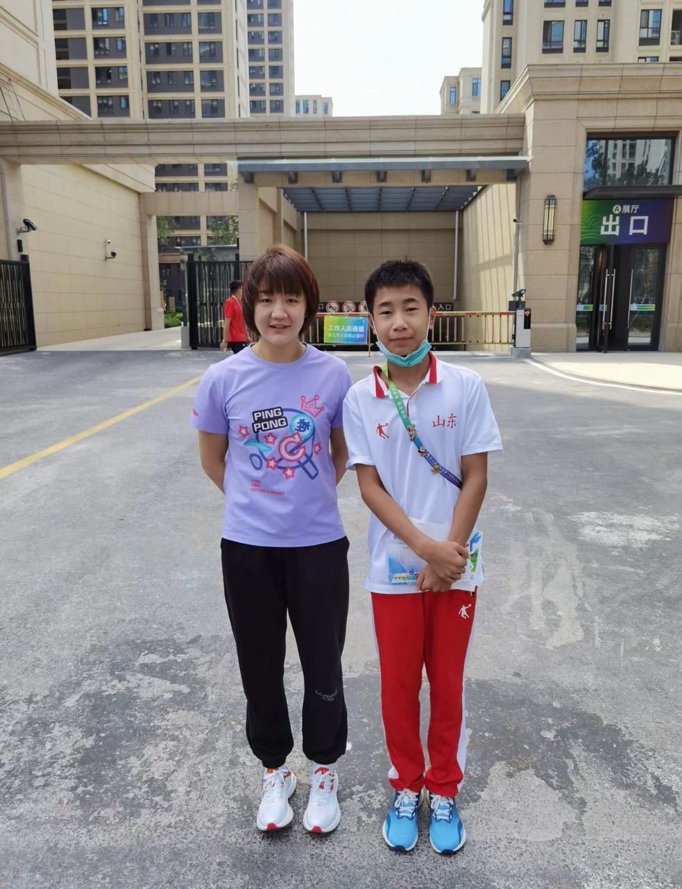 当年小梦姐比小孩高 如今再合影 小梦姐又是矮的那个陈梦