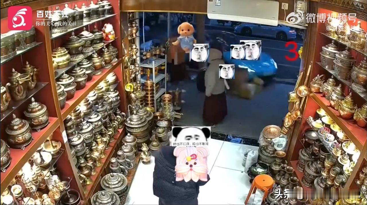 近日在成都武侯祠附近，一辆网红车冲上马路牙子直接差点撞进路边小店，把店老板给吓了