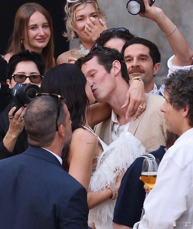 Dua Lipa 与 Callum Turner 长达三天的婚礼庆祝活动，昨天正