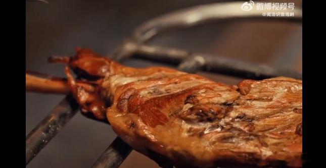 90岁正是吃羊腿刺身的年纪太平年谁懂胡思进的反差萌！90 岁高龄不养身反倒炫羊腿