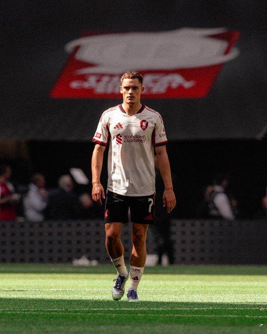 一张本赛季英超的冲刺距离×跑动距离的统计表——而在这两项数据都达到顶级水平的位置