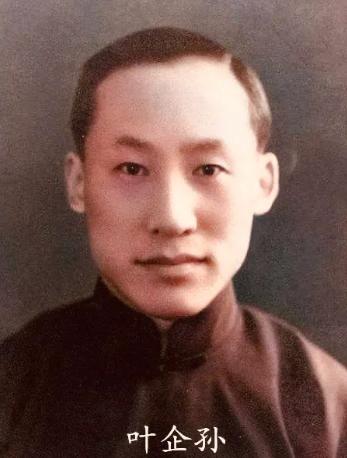 1972年，钱三强走在大街上，突然被一衣衫褴褛的老人拉住，90度鞠躬：“给我点钱
