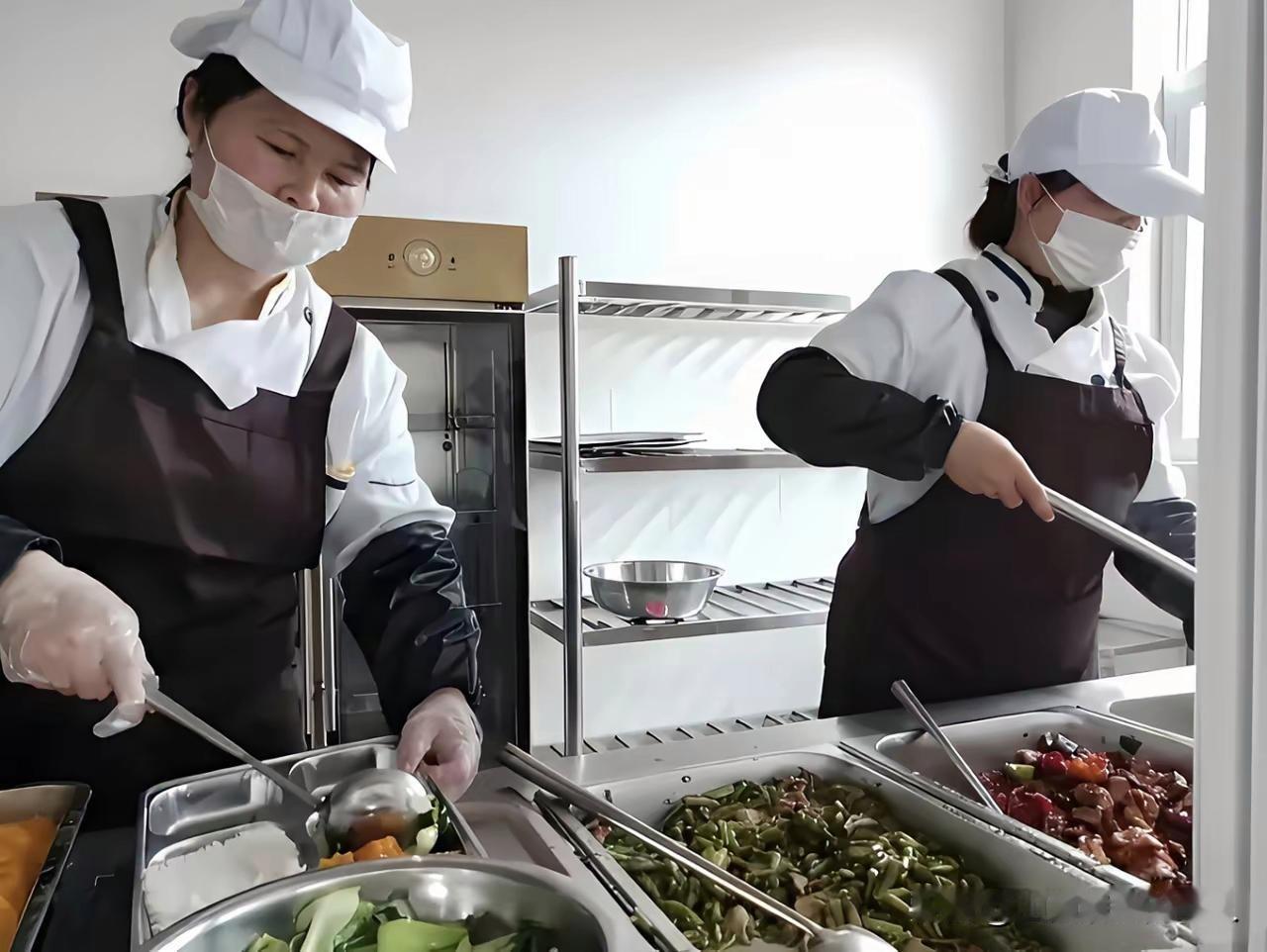 差别对待之人，
早晚会被淘汰！
公司食堂里，
两位打饭阿姨，
处事大相径庭，
结