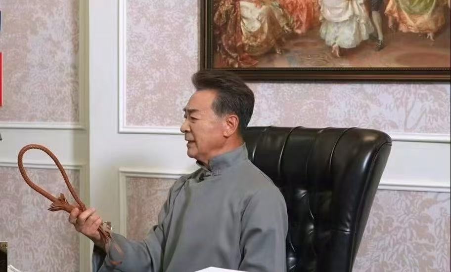 依萍她爸谈对短剧的感受寇振海说短剧价值就是把观众带笑很喜欢情深深雨蒙蒙，对寇振海