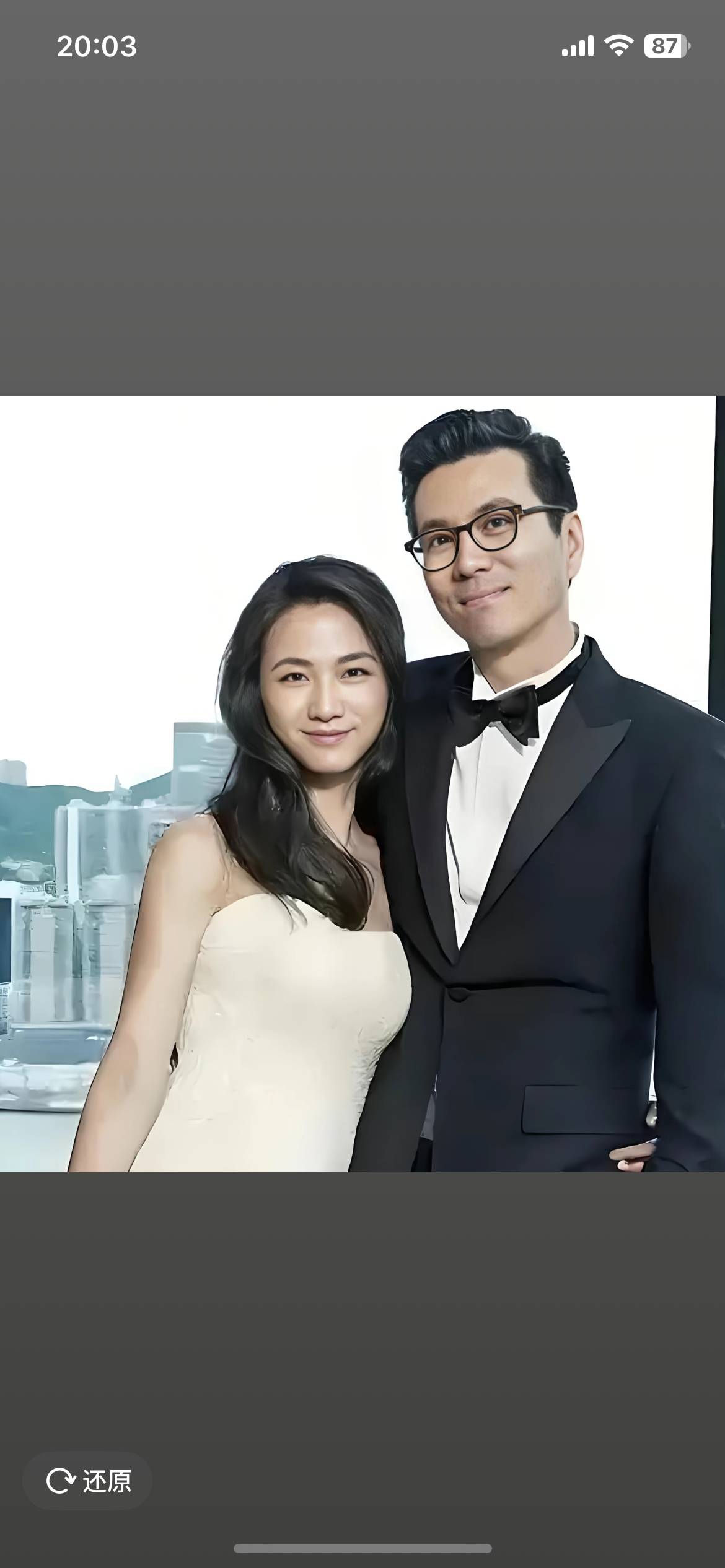 汤唯二胎儿子出生看到汤唯官宣二胎小王子真的满心欢喜，四口交叠的小手配上先生画的小