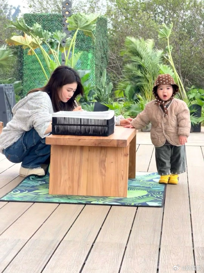 谁懂白鹿这个眼神白鹿软乎乎的眼神真的是太可爱了吧，看见萌娃的时候真的是跟我一模一