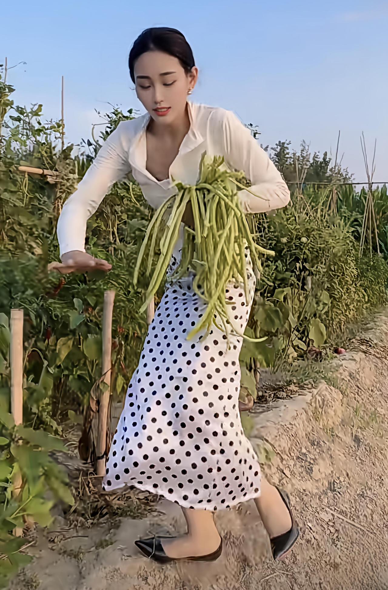 高跟鞋魅力就佩服“村花”这股子劲儿，每天不论劳动多苦多累，誓将拍抖音进行到底！
