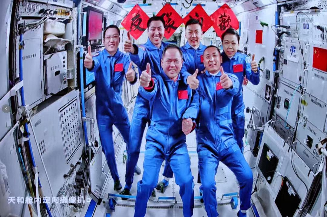 神舟二十三号  神舟二十三号载人飞船入轨后，于5月25日2时45分，成功对接于空