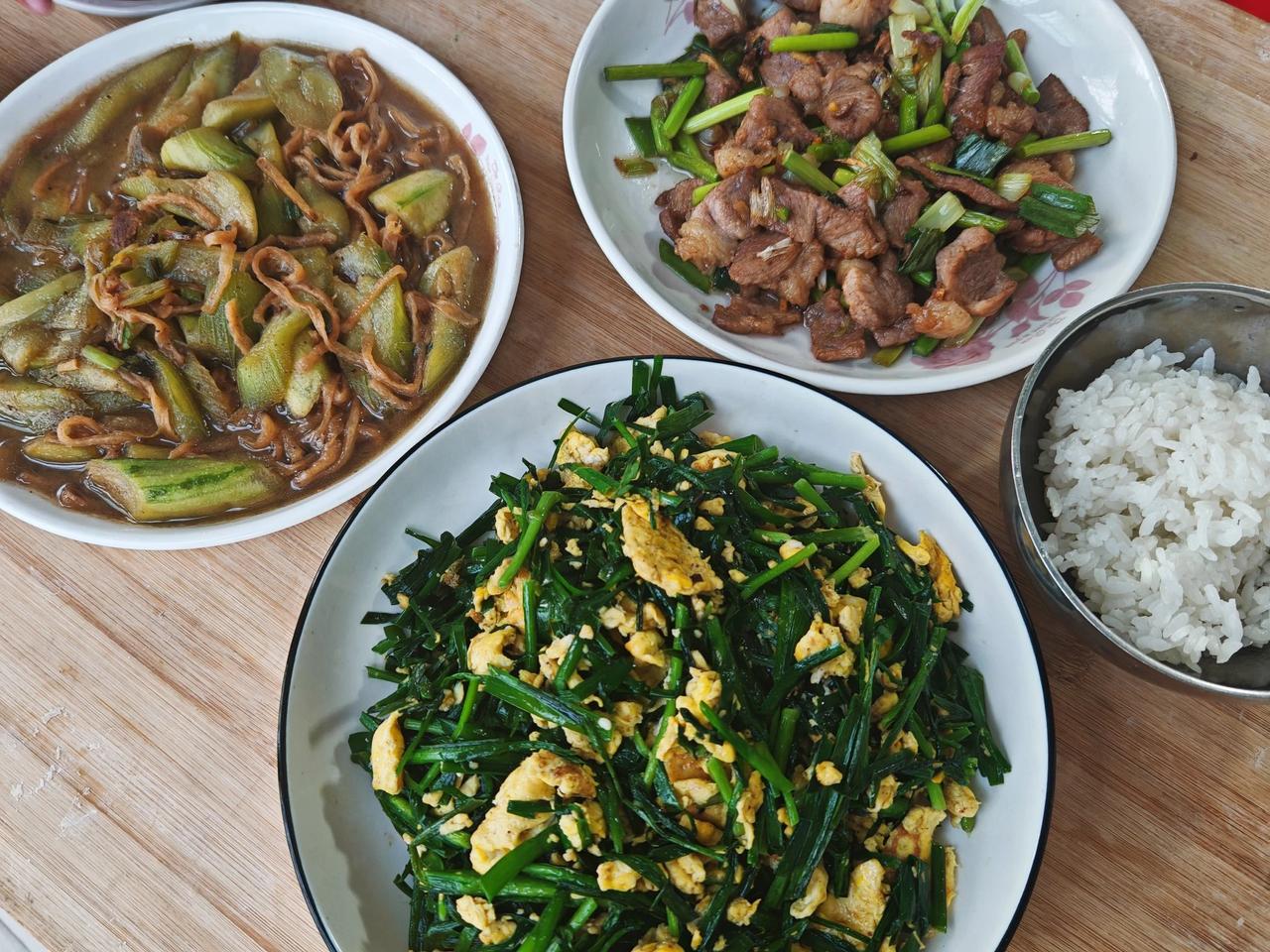 小县城四口之家晚饭
今天端午节，因为天气太热，只做了几个简单的家常菜韭菜炒鸡蛋，