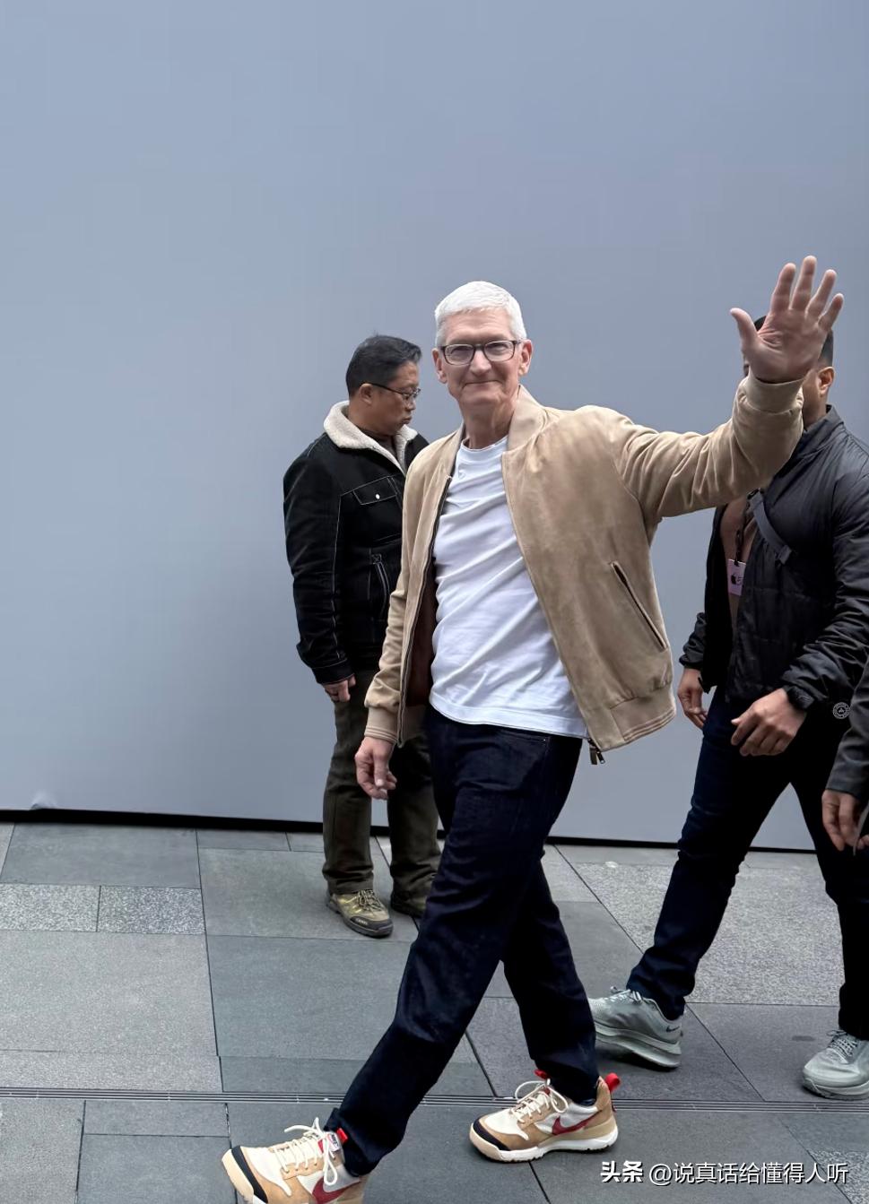 苹果CEO蒂姆·库克•耐克鞋子很亮眼