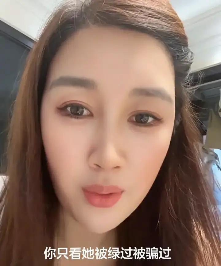 能赚钱的女人不见得是“命不好”，她们往往是命够硬，会从摔倒里爬起来的人。

新题