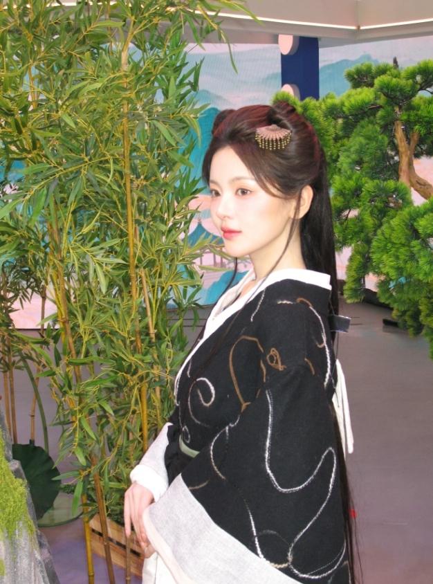 杨超越随便一个综艺古装造型都比其他95小花美很多
但是很可惜，都没人找她拍古装剧