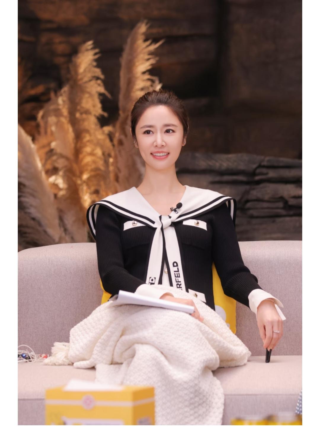 林心如，这身穿搭好减龄啊！