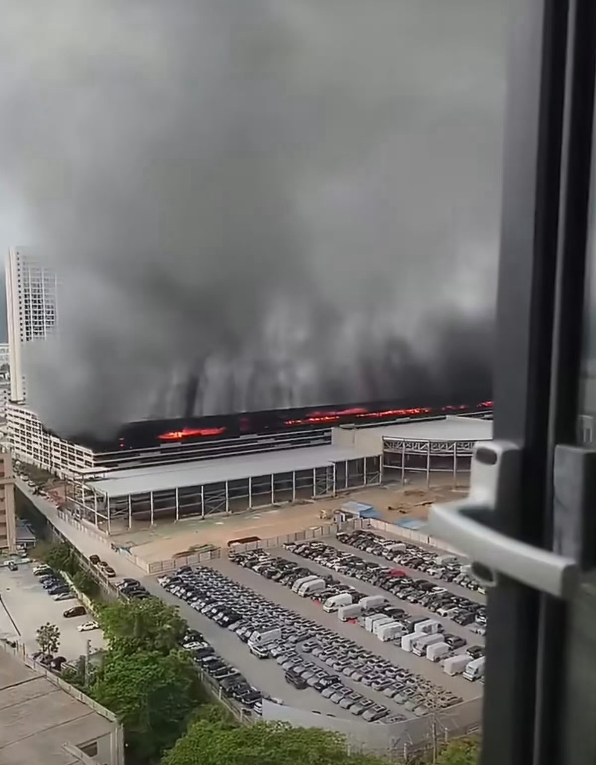 比亚迪回应深圳车库火灾扑灭了，没有人员伤亡。是存放报废和实验车辆的停车场。 