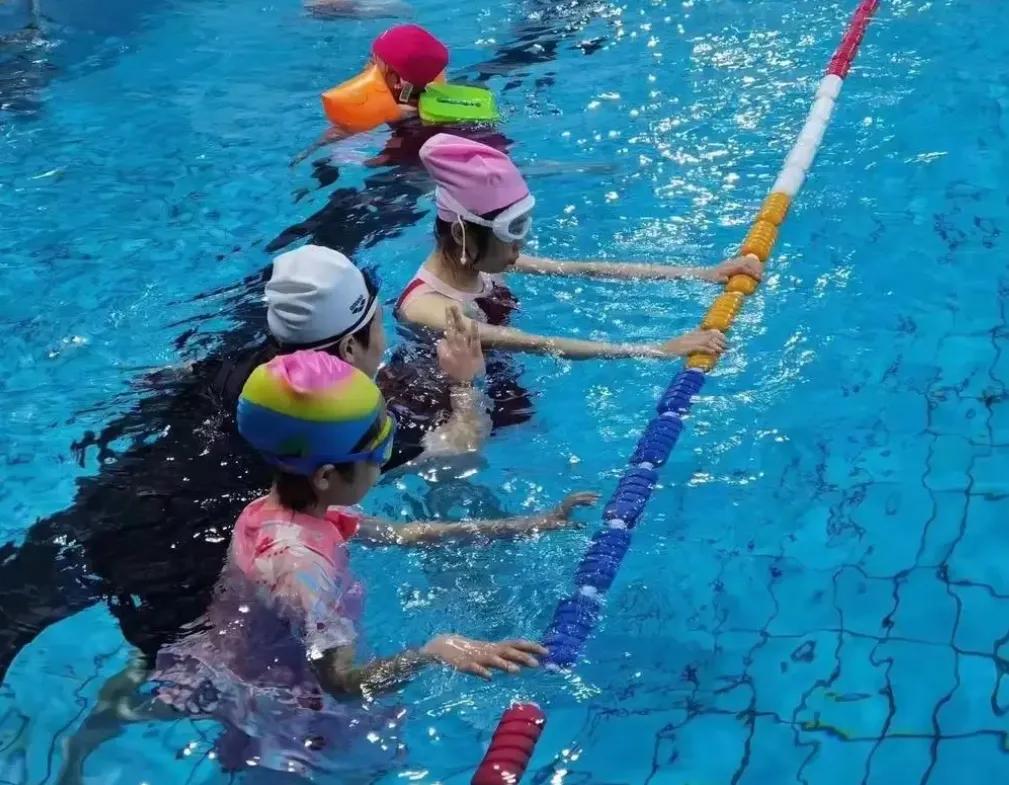 #学会游泳是不是很关键呢#这是一项非常好的运动，拍打水面，水中傲游，体验水中减重