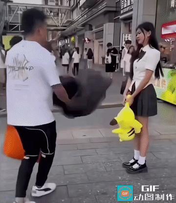 街头下跪求婚被拒，爱到卑微换不来真心
 
闹市街头，男子手捧鲜花礼物当众下跪表白
