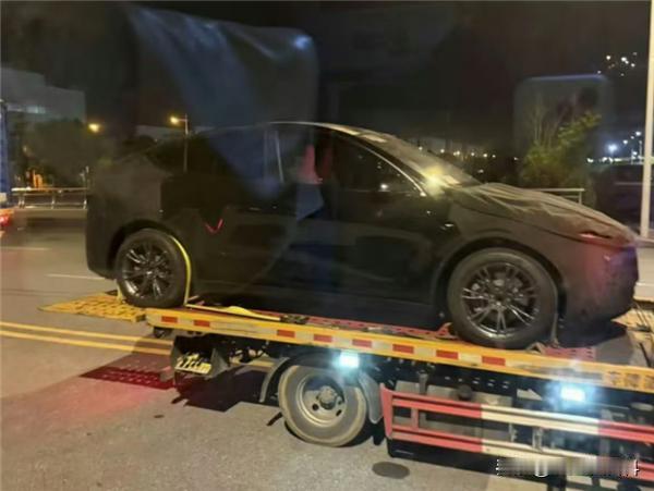 新款特斯拉Model Y这就在国内曝光了？

伪装太重，完整面貌目前还看不清，只